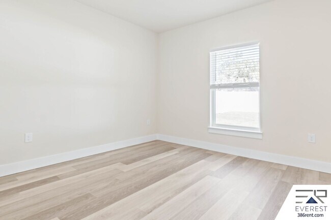 Building Photo - FULLY FENCED, UPGRADED 3/2/2 IN DESIRABLE PINE GROVE