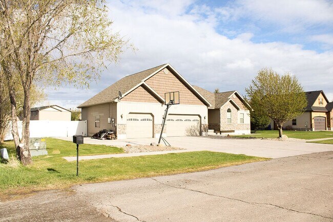 Building Photo - Beautiful Custom Home For Rent In Rexburg!