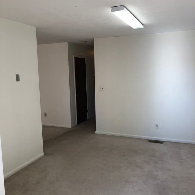 Building Photo - 3 Bed/2.5 Bath Home in Wiles Hill - Available May 20th!