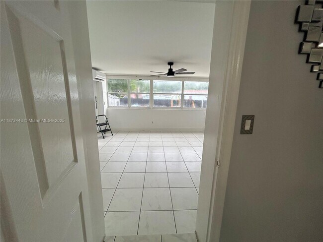 Building Photo - 1240 Peri St