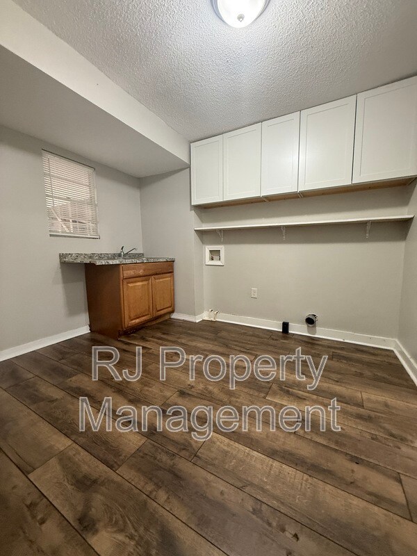 Building Photo - 1450 Gold Ave