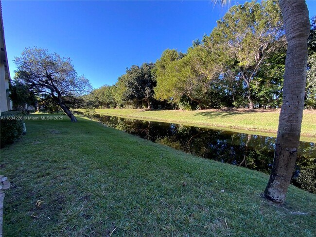 Building Photo - 417 Lakeview Dr