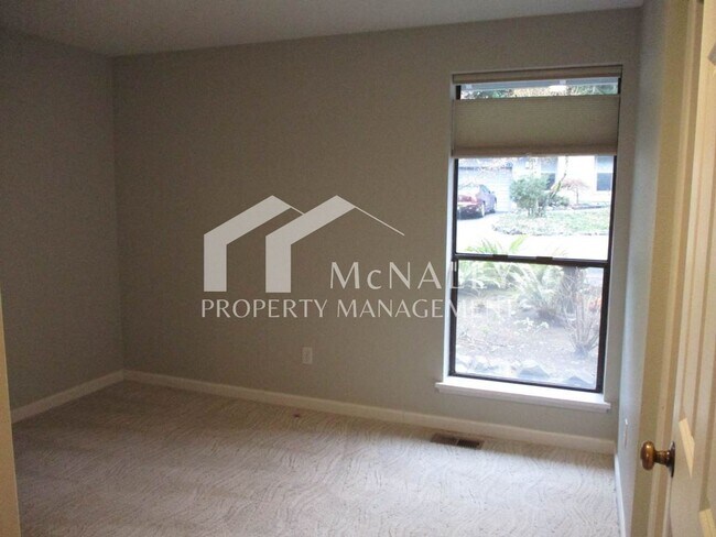 Building Photo - Spacious 3 Bedroom, 2.75 Bathroom Condo in Gig Harbor