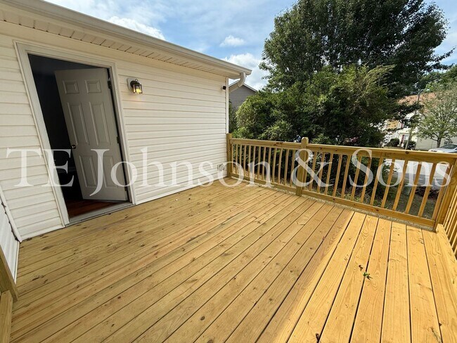 Building Photo - Spacious 3 Bedroom Home with Primary Suite on Main Level in Camden Forest