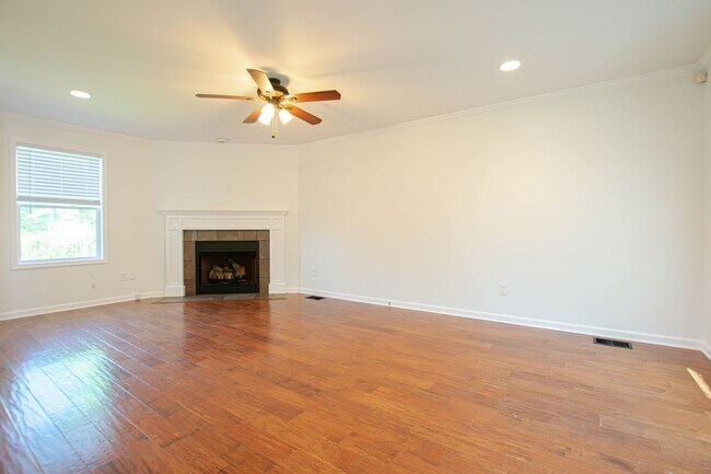 Building Photo - Pet Friendly Three Bedroom!