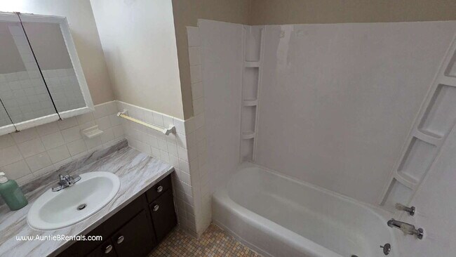 Building Photo - 3 Bedroom 1 Bath Multiplex Unit #4 – Columbia Heights