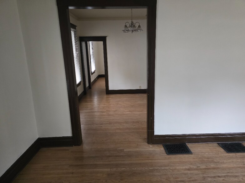 Building Photo - 539 W Canedy St