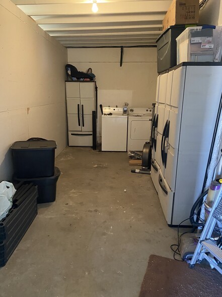 Shared laundry - 44136 Division St