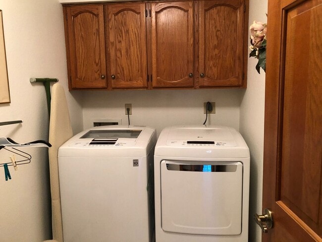 Building Photo - Manor 683 - Seasonal