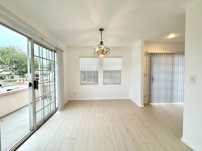 Building Photo - Cozy Renovated Townhome in Gardena!