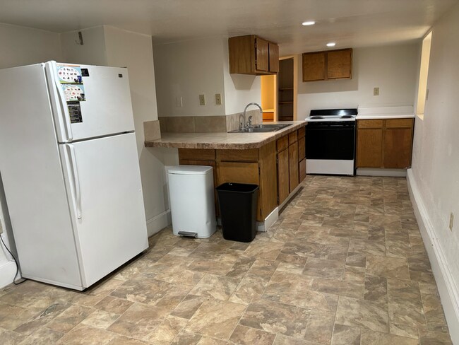 Building Photo - 1110 E 200 S