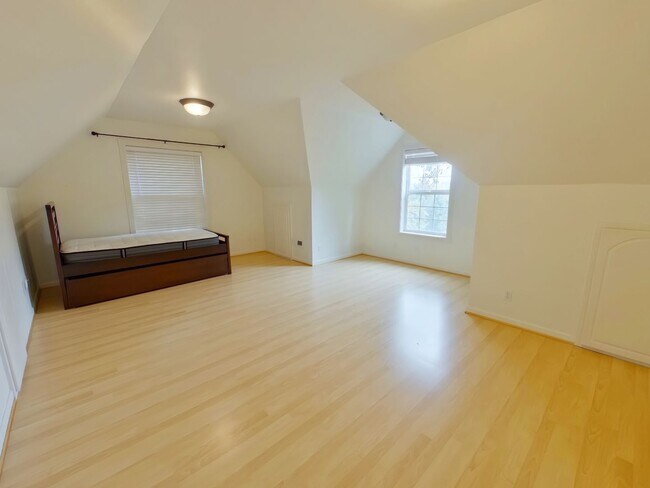 Building Photo - Large Beautiful Home in the Hills