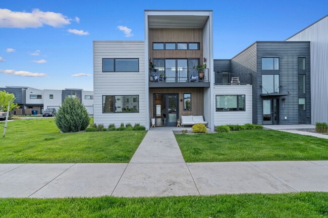 Primary Photo - Modern Luxury in this end unit Blondie Condo