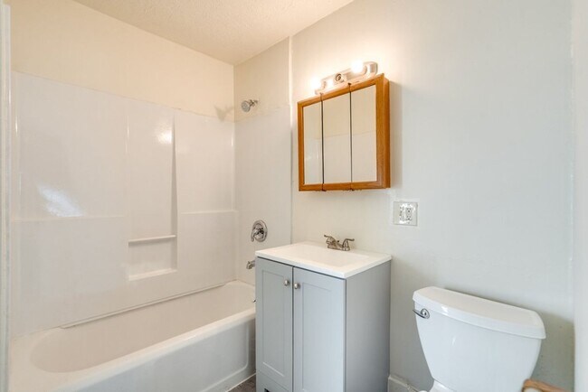 Building Photo - 485 Allyn St