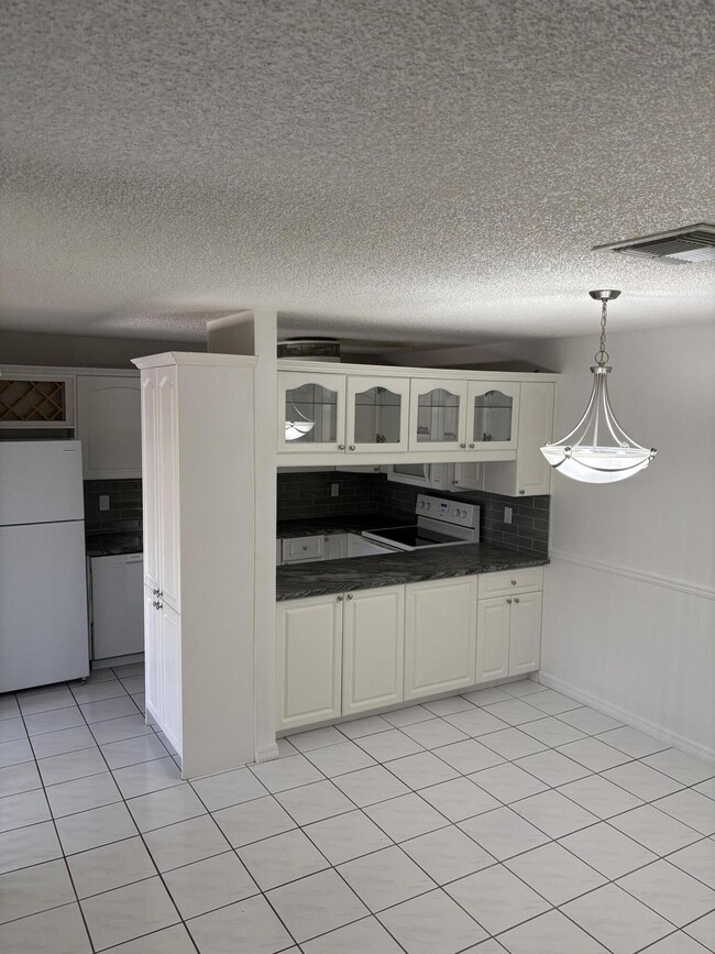 Building Photo - 203 SE Camelot Gardens Blvd