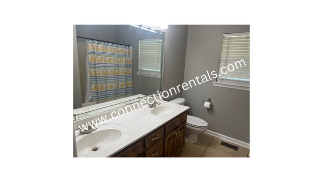 Building Photo - 3 bed 2.5 bath Townhome