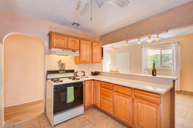 Building Photo - UPTOWN 3 Bedroom  2 bath  with Garage
