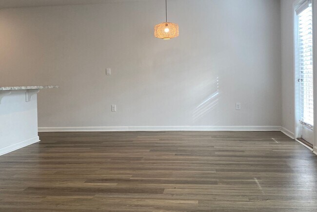 Building Photo - Efficient 4BR Living with Fenced Yard & Convenient Access