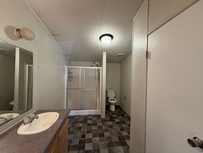 Building Photo - Huge 4 bed for only 1400?!?!