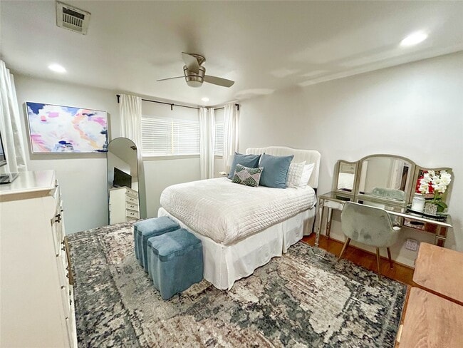 Building Photo - 9914 Larston St