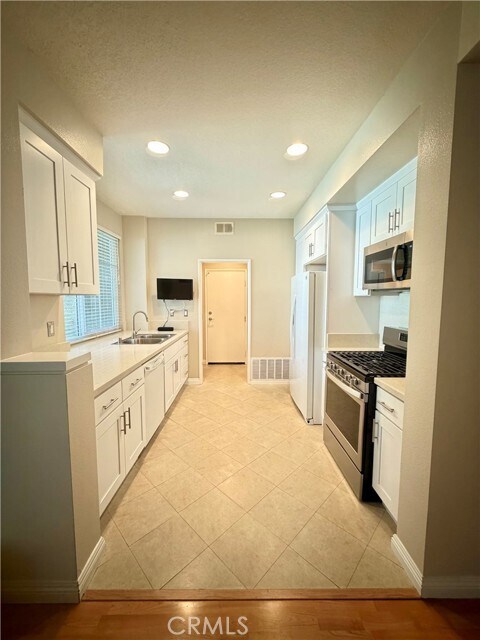 Building Photo - 8215 E White Oak Ridge