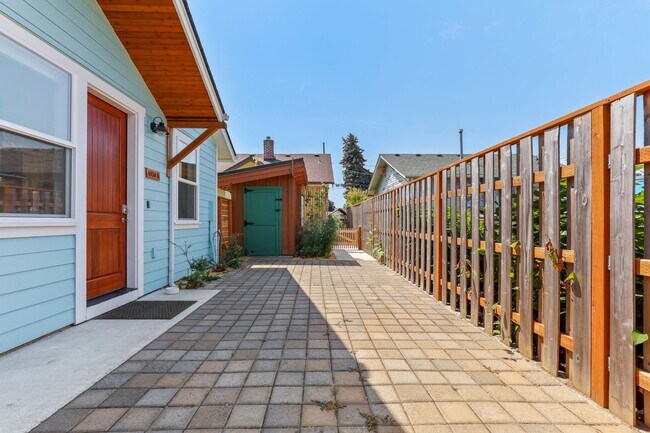Building Photo - 4030 SE 62nd Ave