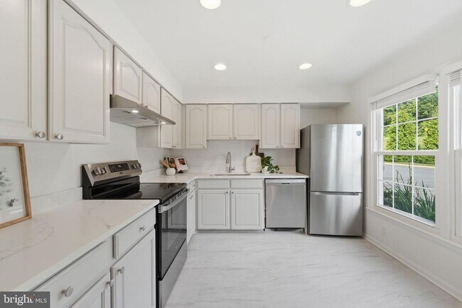 Building Photo - 5603 Independence Cir