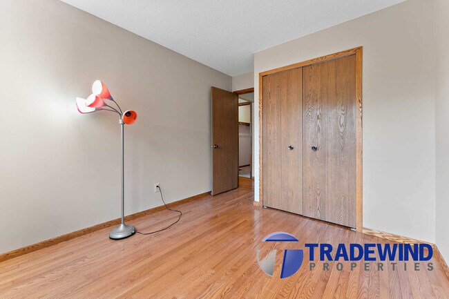 Building Photo - 560 Donegal Cir