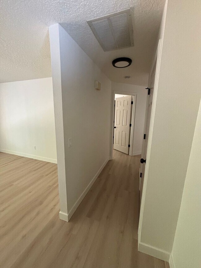 Building Photo - Freshly Updated Troutdale Gem with Enterta...