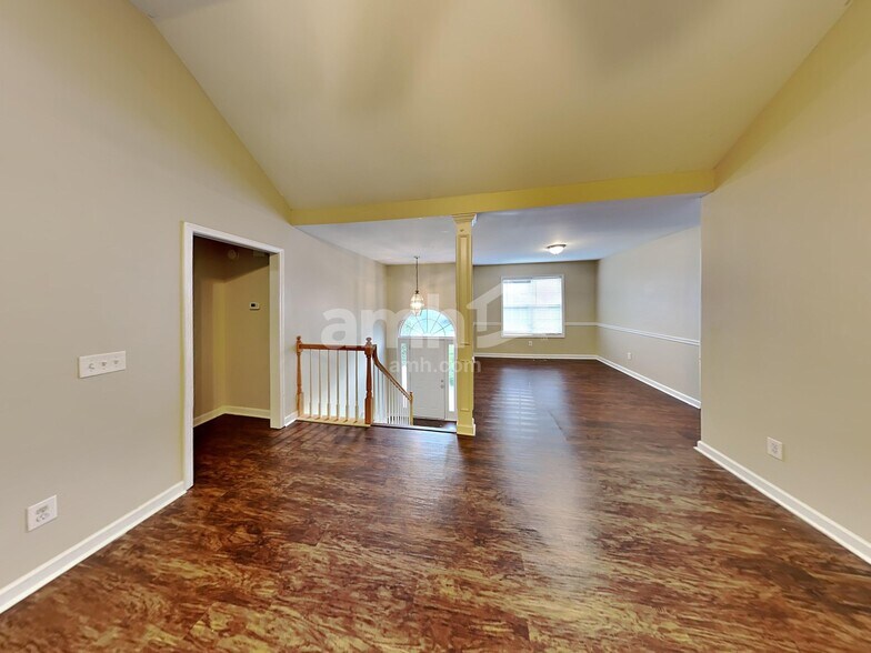Building Photo - 2058 Queensbury Dr