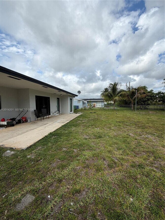 Building Photo - 1410 NW 199th St