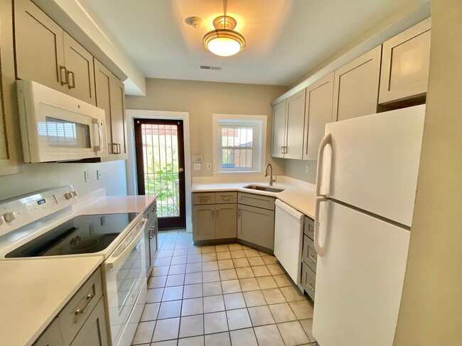 Building Photo - Chic Shaw Townhouse 2bd/2.5 bath with Deco...