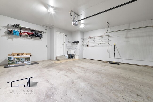 Building Photo - Fully Furnished Executive Home!