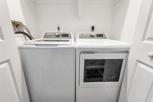 Building Photo - 4 Mill Pond Rd