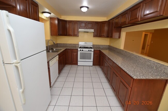 Building Photo - 325 Pershing Dr