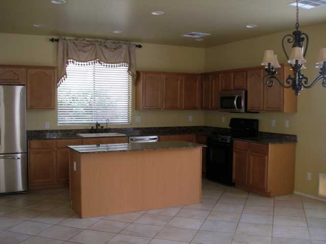 Building Photo - 4 Bed 2.5 Bath Home! Beautiful Kitchen! Gr...