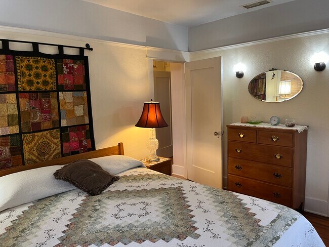 Building Photo - 318 E Colorado Blvd