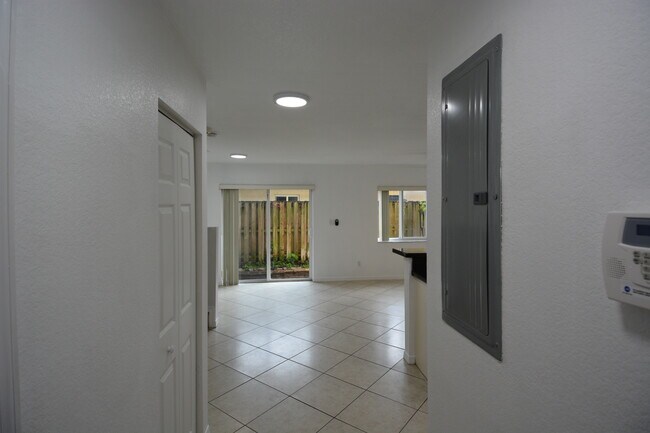 Building Photo - 324 NE 3rd St