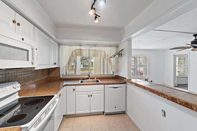 Building Photo - 5570 Tamberlane Cir