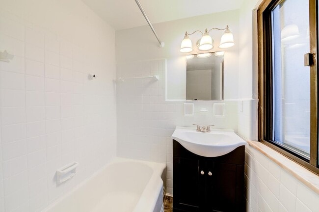 Building Photo - Amazing 3 bedroom home in South side available May 1!