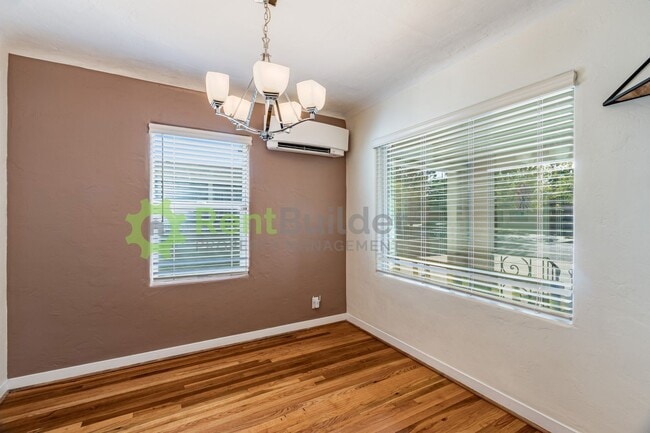 Building Photo - 816 Loma Vista Dr NE