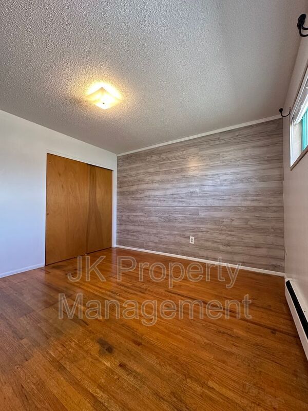 Building Photo - 23 11th St S