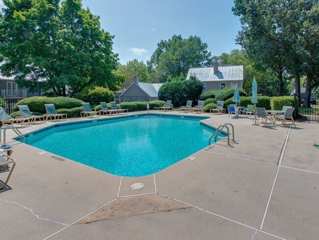Building Photo - A picture perfect cottage home ready for you with community pool!