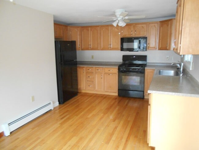 Building Photo - Derry Townhouse for Rent- 2 Bedrooms + Loft!  Available Nov 15!