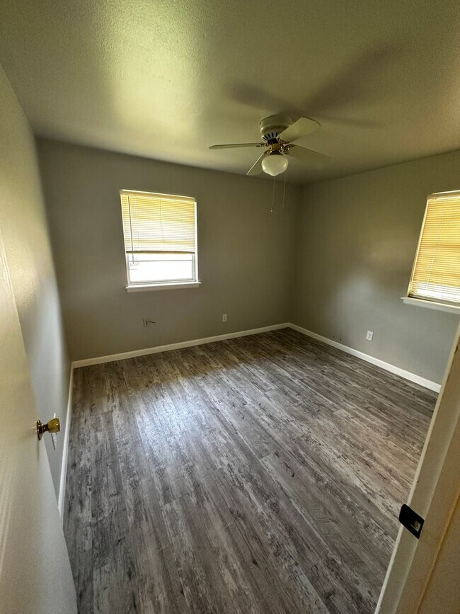 Building Photo - Great 3 bd/1.5 ba Home - Lots of Built-in Storage