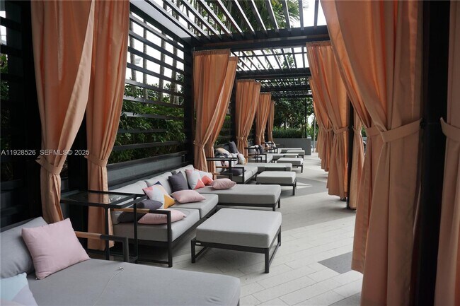 Building Photo - 121 NE 34th St