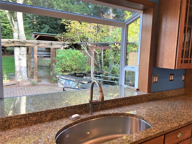 Building Photo - Classic Updated Home Near Whatcom Falls!