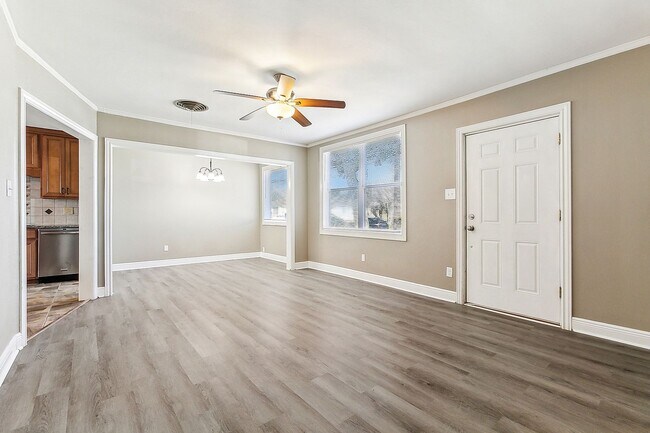 Building Photo - Better Price! Old Jefferson 3 Bedroom! Clo...