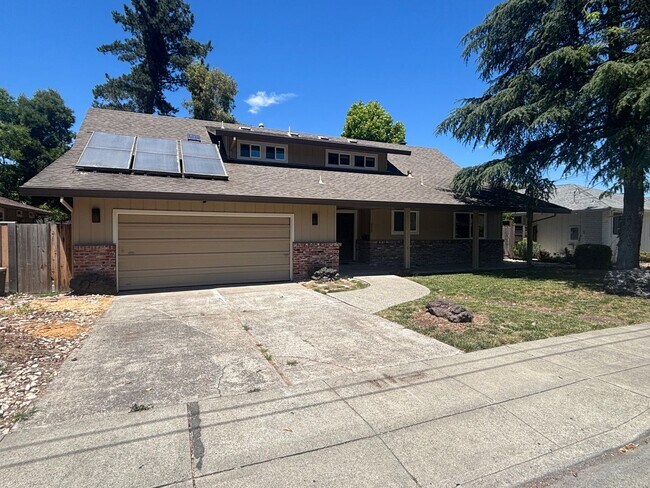 Building Photo - Recently Updated Large 4 Bedroom 2 Bathroom Bennett Valley Home