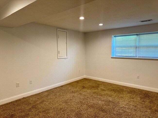 Building Photo - For Rent in St. Robert, MO – Spacious 4 Be...